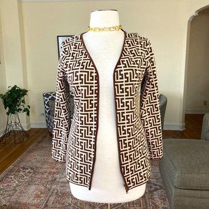 Simmi Plus Fitted Sweater Top with Zipper and Geo Print in Brown